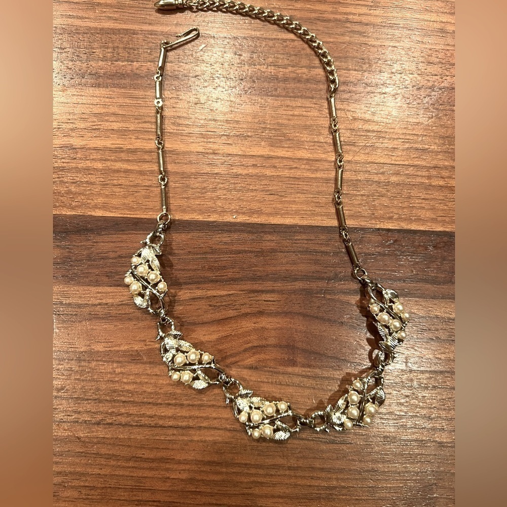 Beautiful faux pearl and gold choker necklace - 70’s - Like New